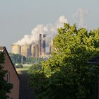 Die letzten Sonnenstrahlen am RWE-Braunkohlenkraftwerk Weisweiler.