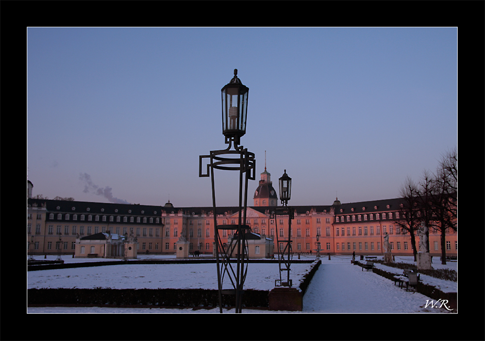 die letzten Sonnenstrahlen auf das Karlsruher Schloß.... und sch.... kalt :-((