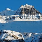 Die letzten Sonnenstrahlen beleuchten die Berggipfel. - Les ombres du soir sur la haute montagne!