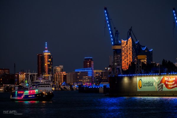 Die letzten Sonnenstrahlen beleuchten Elbphilharmonie und Columbus Haus
