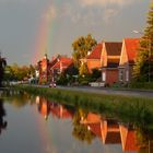 Die letzten Sonnenstrahlen des Tages zaubern einen Regenbogen