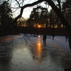 Die letzten Sonnenstrahlen, ein Ententeich und Hockeyspieler