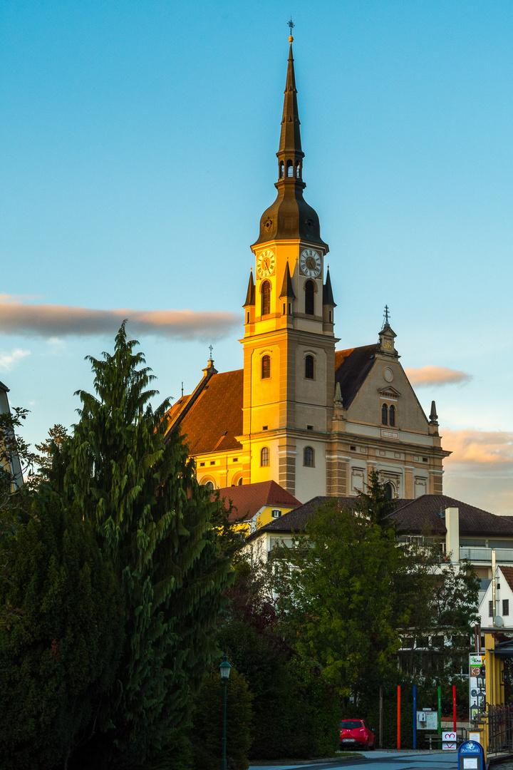 Die letzten Sonnenstrahlen erwärmen die Pischelsdorfer Kirche