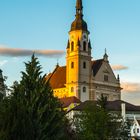 Die letzten Sonnenstrahlen erwärmen die Pischelsdorfer Kirche