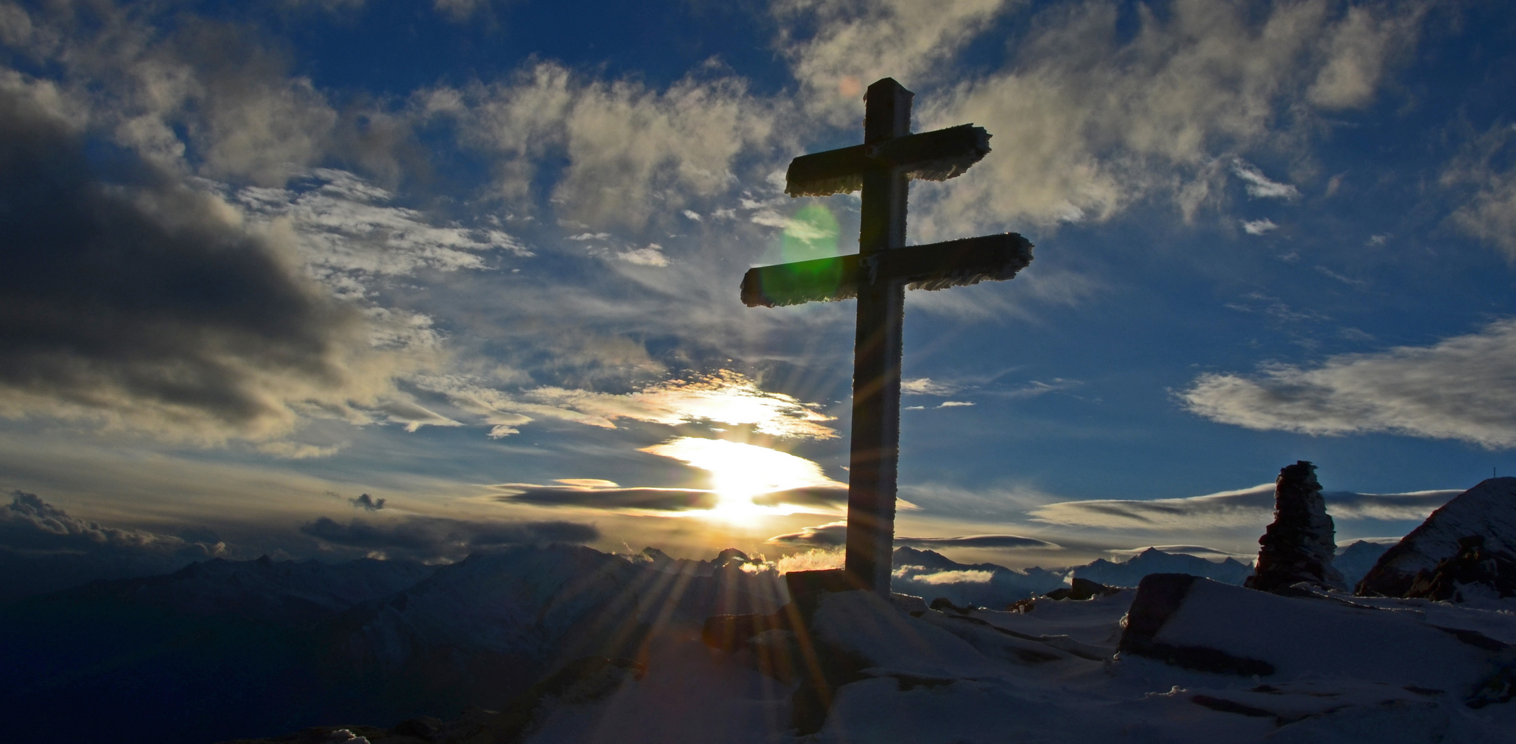 Die letzten Sonnenstrahlen für das Kreuz