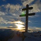 Die letzten Sonnenstrahlen für das Kreuz