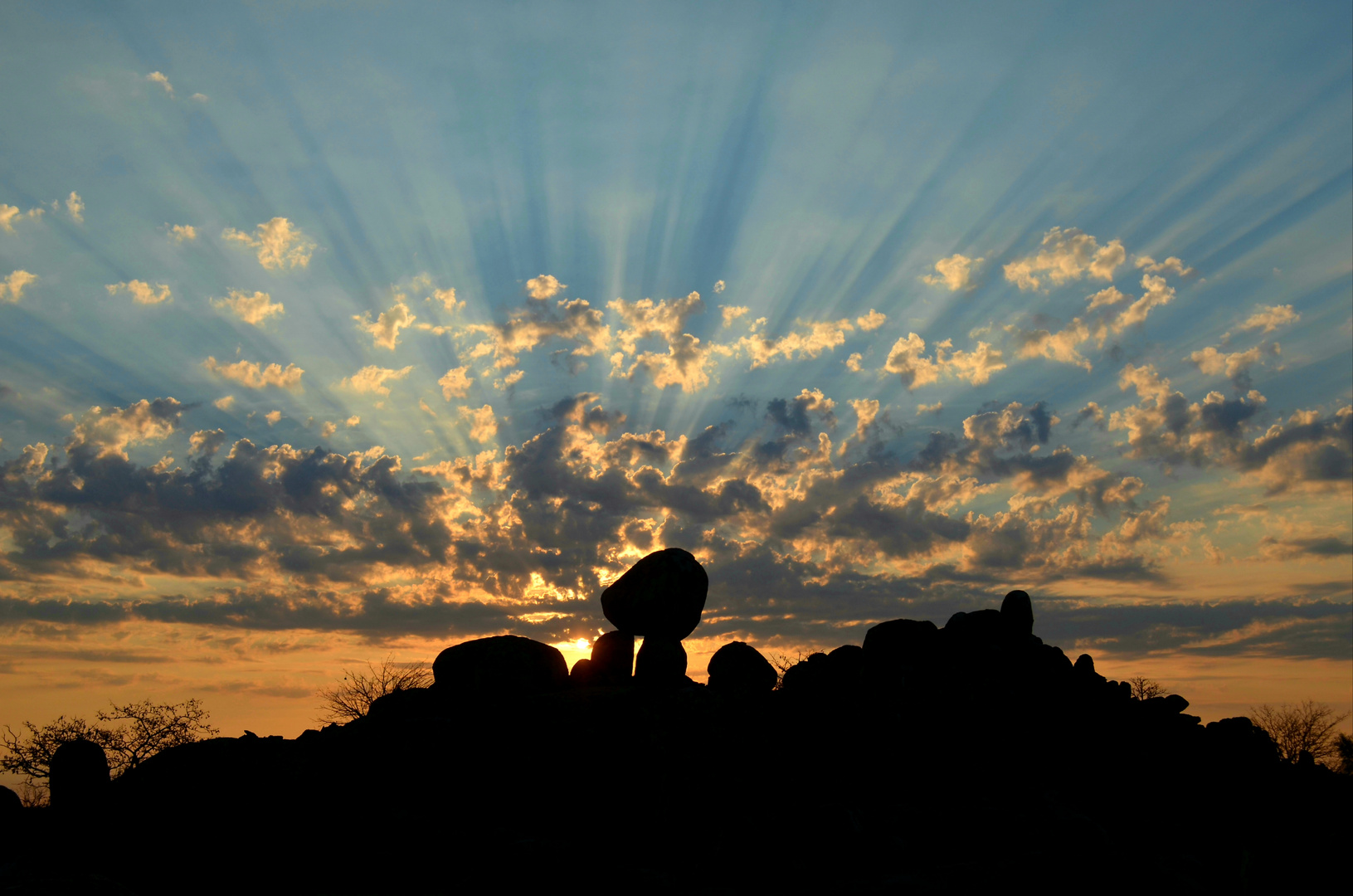 die letzten Sonnenstrahlen in den Erongo Bergen 