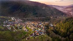 Die letzten Sonnenstrahlen streifen mein Dorf