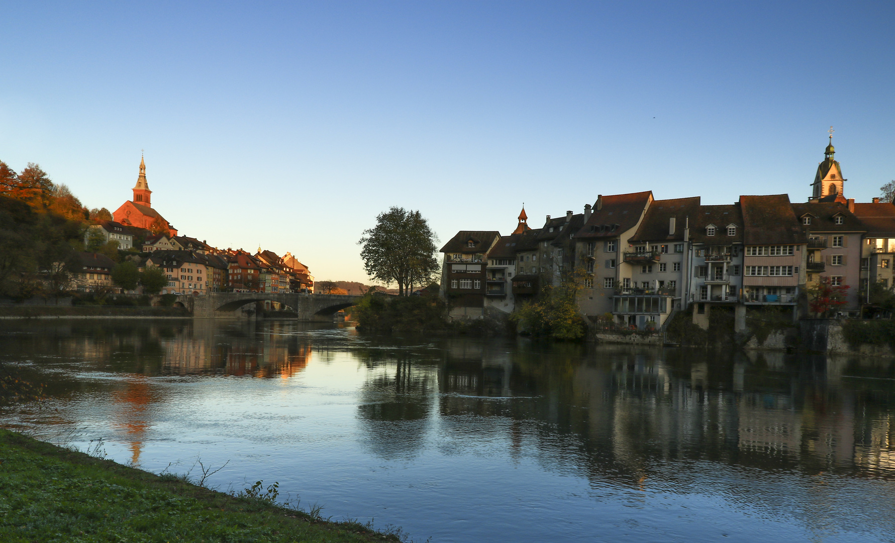 Die letzten Sonnenstrahlen streifen noch Laufenburg am Rhein