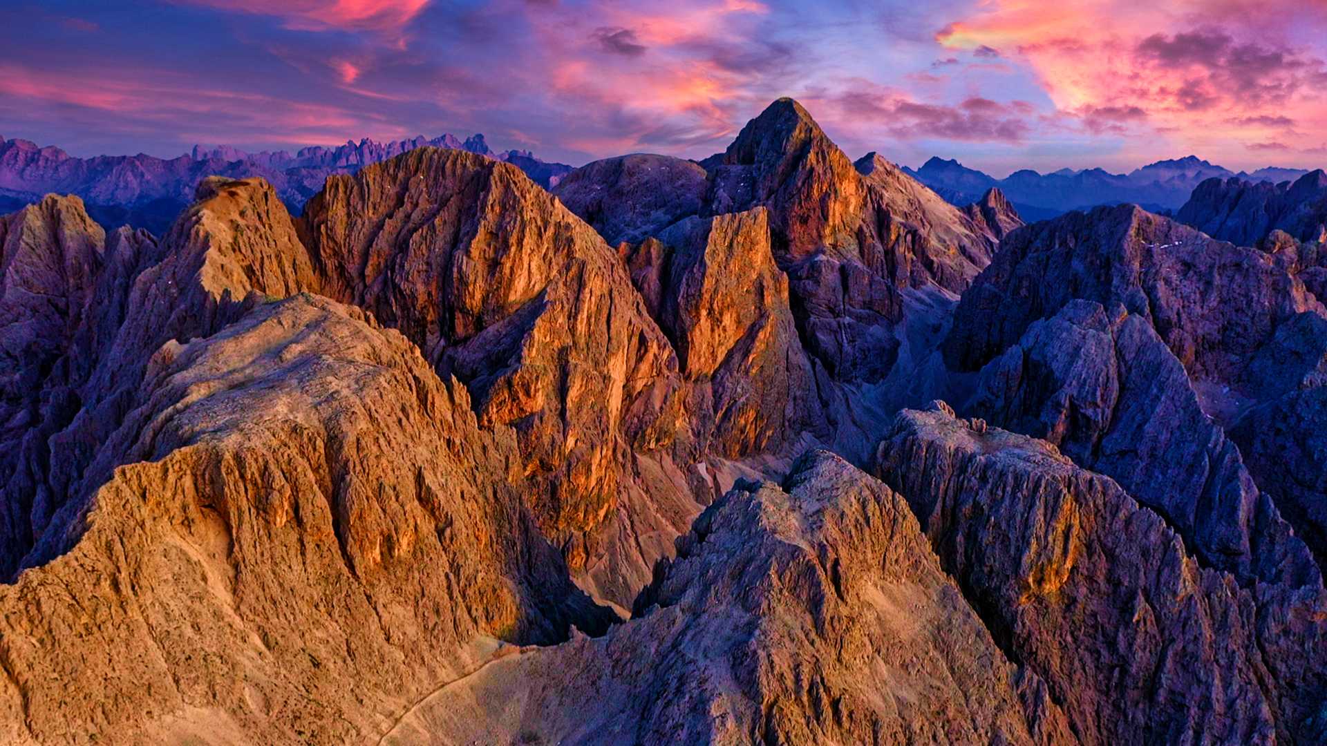 die letzten Sonnenstrahlen über den Dolomiten