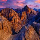 die letzten Sonnenstrahlen über den Dolomiten