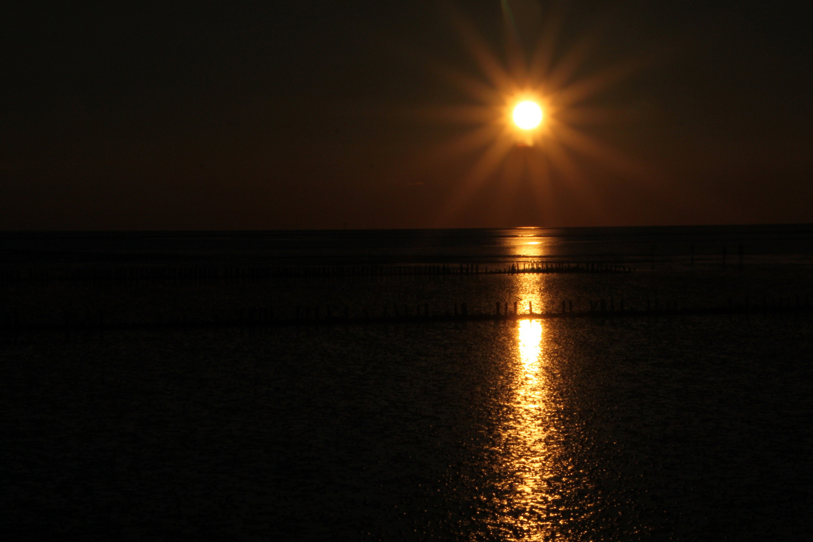 die letzten Strahlen der Sonne über dem See