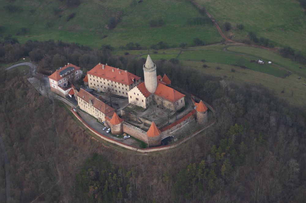 Die Leuchtenburg bei Jena aus ca. 450 m Höhe