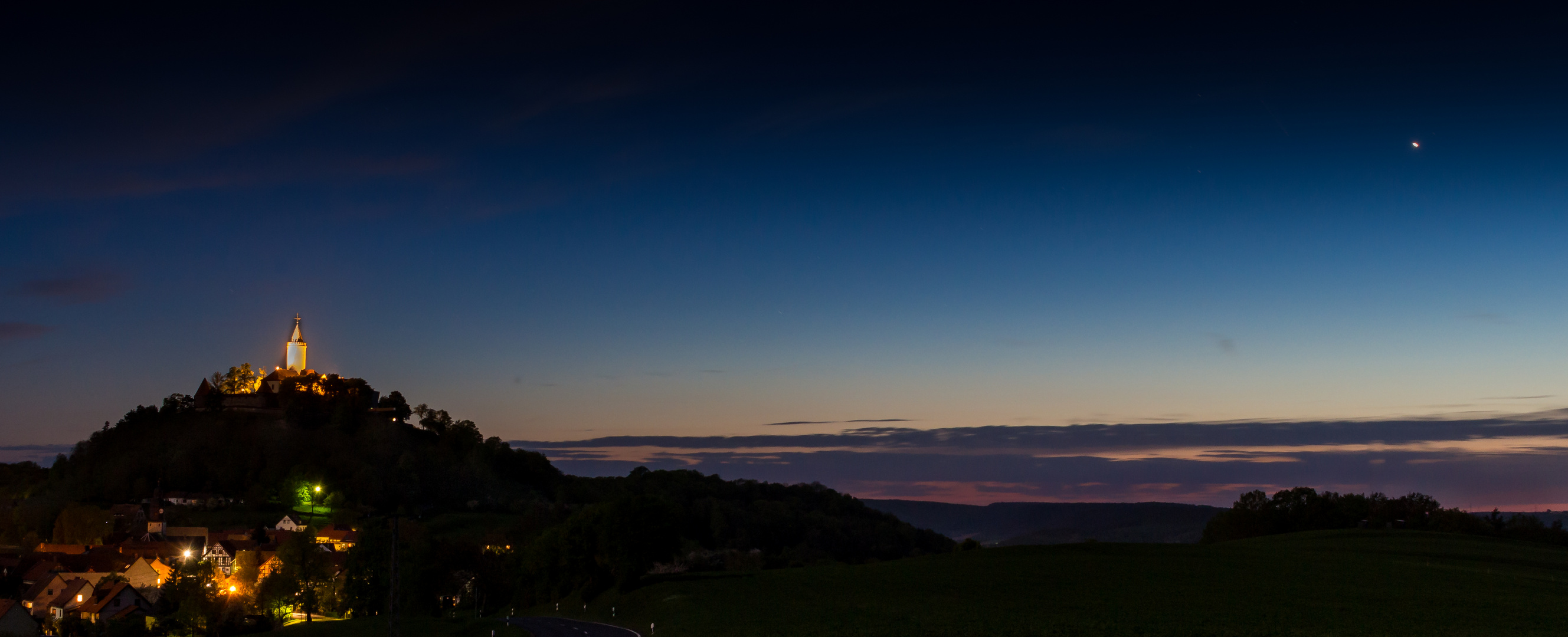 Die Leuchtenburg zwischen Tag und Nacht