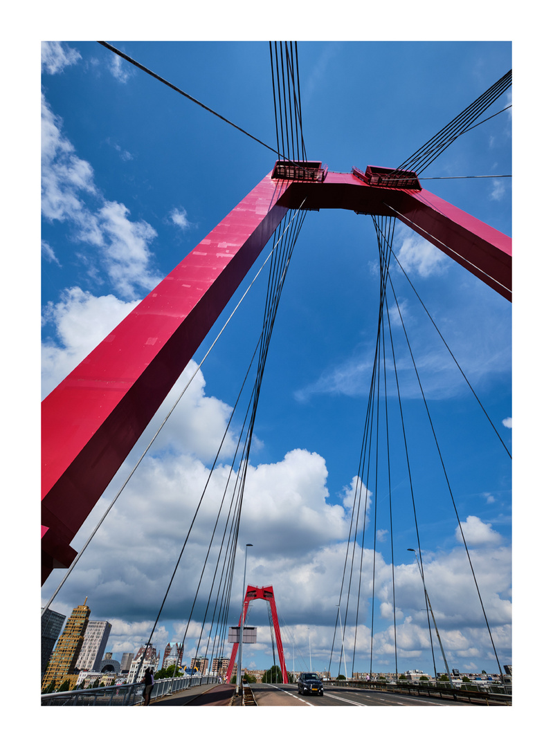 Die leuchtend rote Brücke