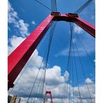 Die leuchtend rote Brücke