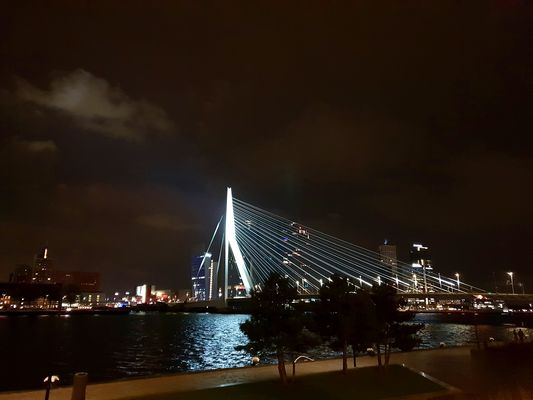 Die Leuchtmarke in der Nacht