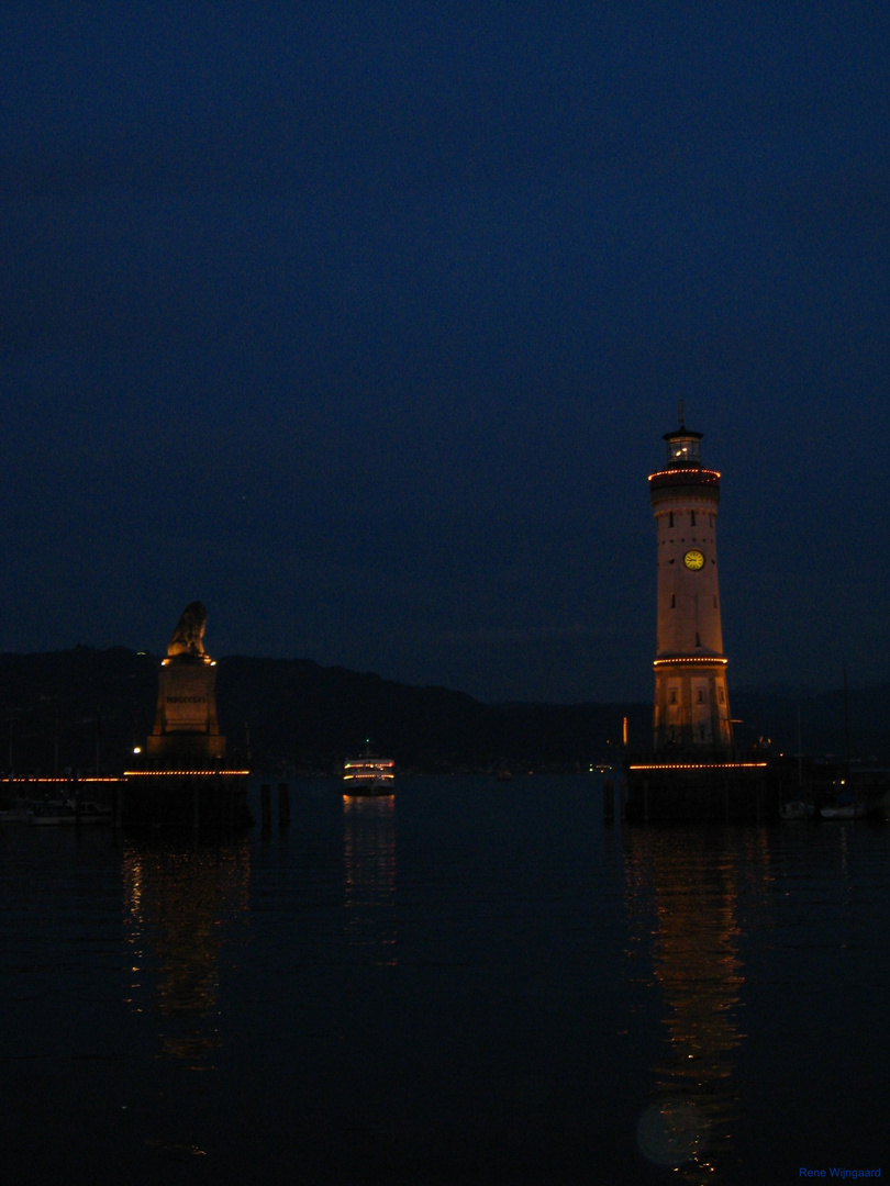 Die Leuchttuerme von Lindau im Abendschein.