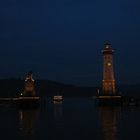 Die Leuchttuerme von Lindau im Abendschein.