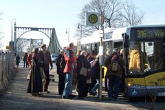 die Leute am Bus