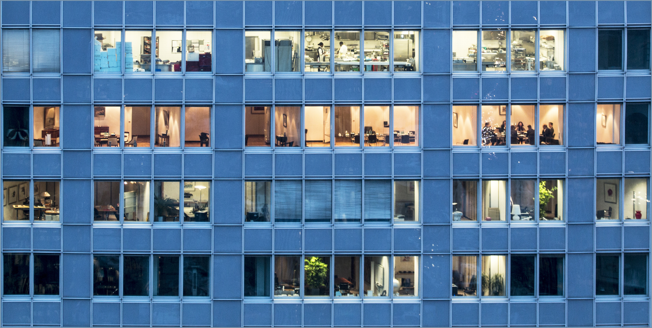 Die Leute im Büro in der unteren Mitte haben die Paparazzifotos vom Maintower satt