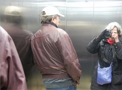 die Leute im Fahrstuhl
