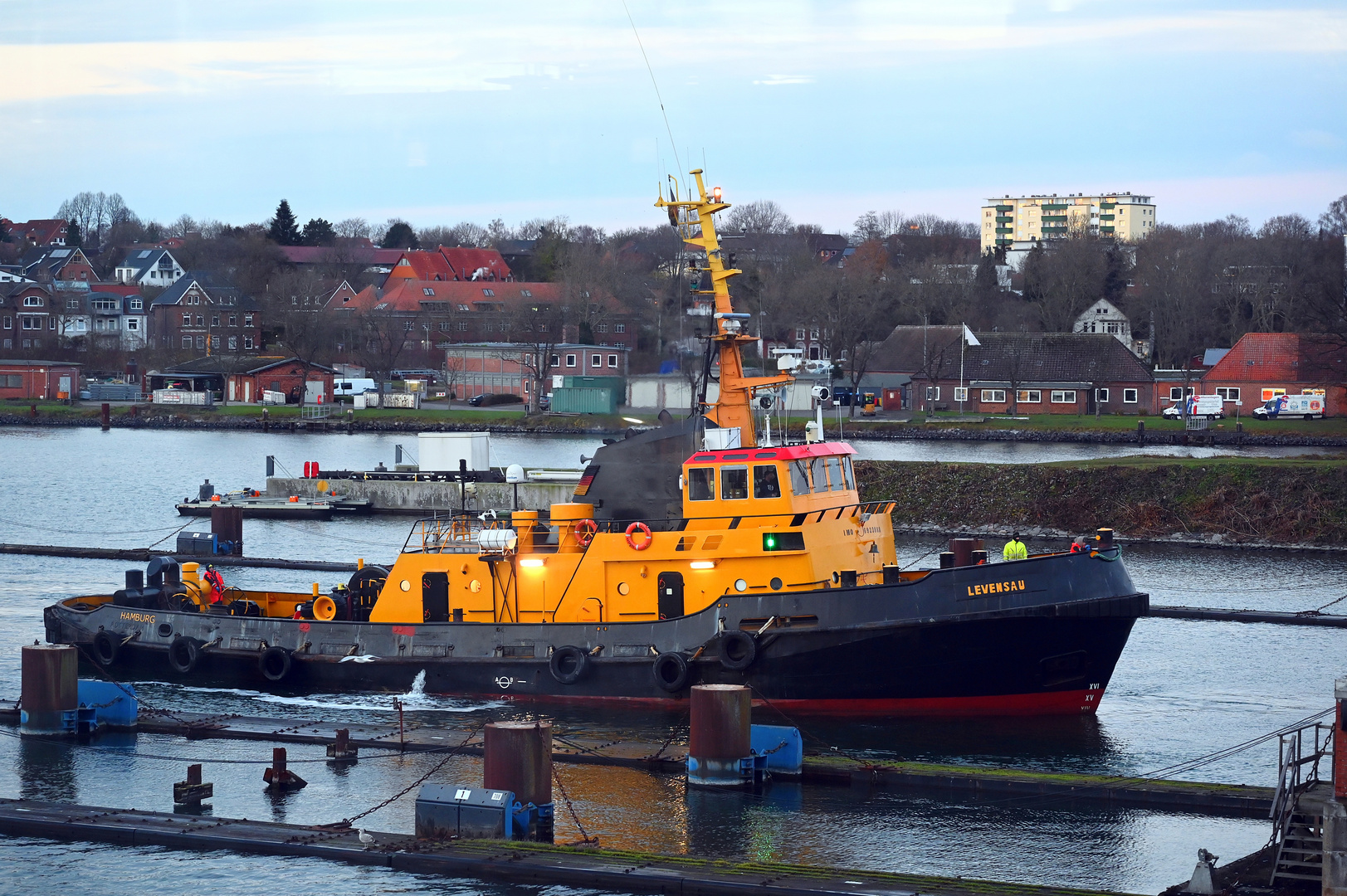 Die LEVENSAU bei der Einfahrt in die Schleuse Kiel Holtenau