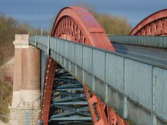 Die Levensauer Hochbrücke bei Kiel über dem Nord-Ostsee-Kanal