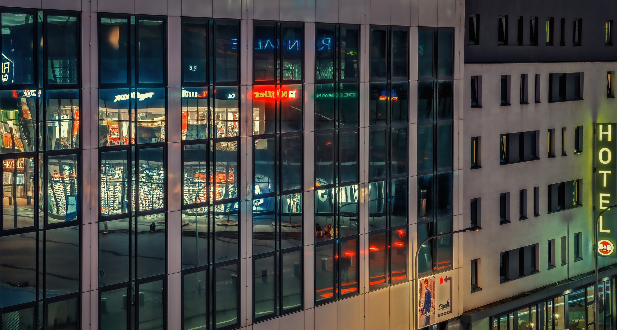 Die Lichter der Rheingalerie spiegeln sich in den Fensterscheiben