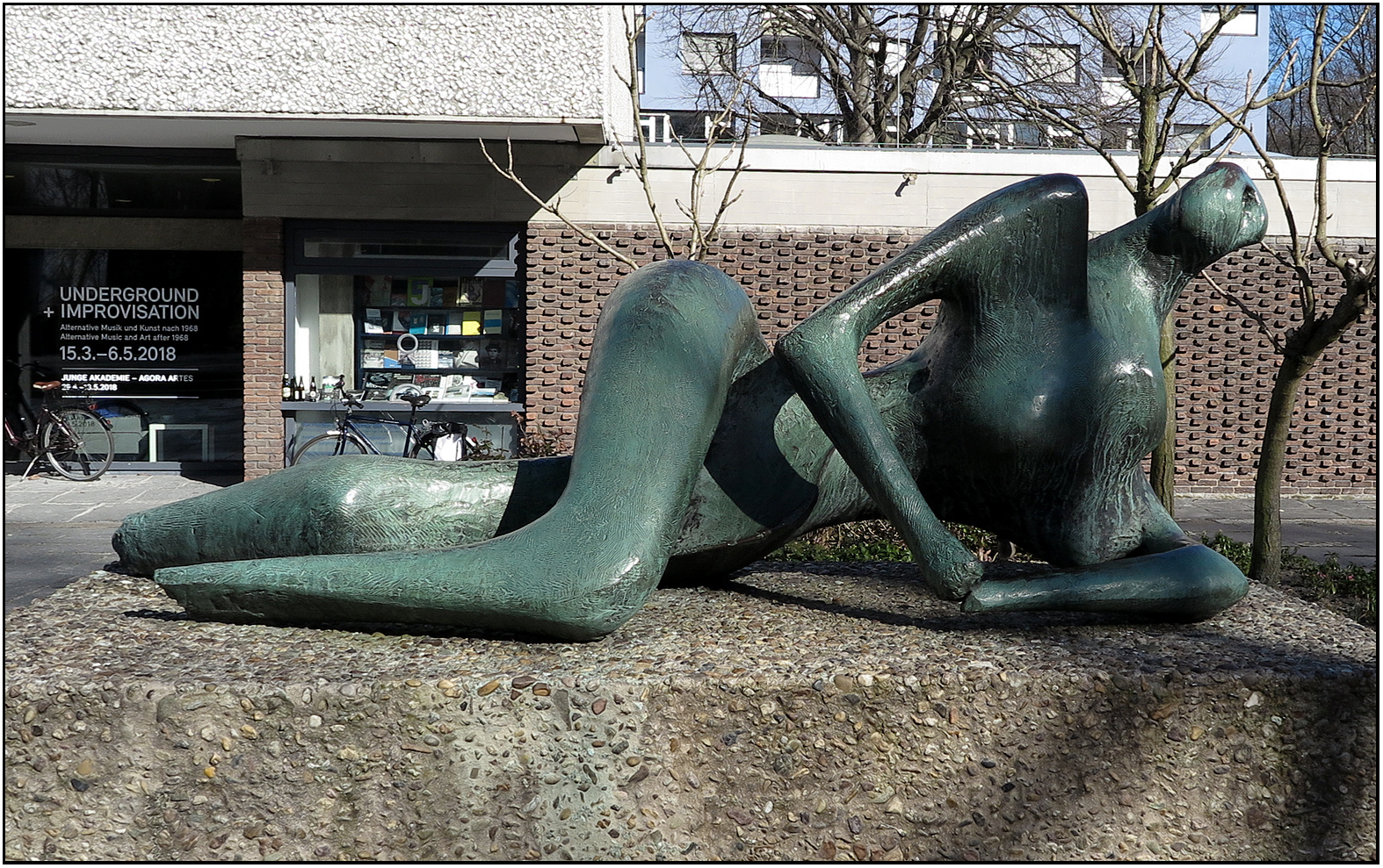 "Die Liegende" - Akademie der Künste - Hansaviertel  - Berlin