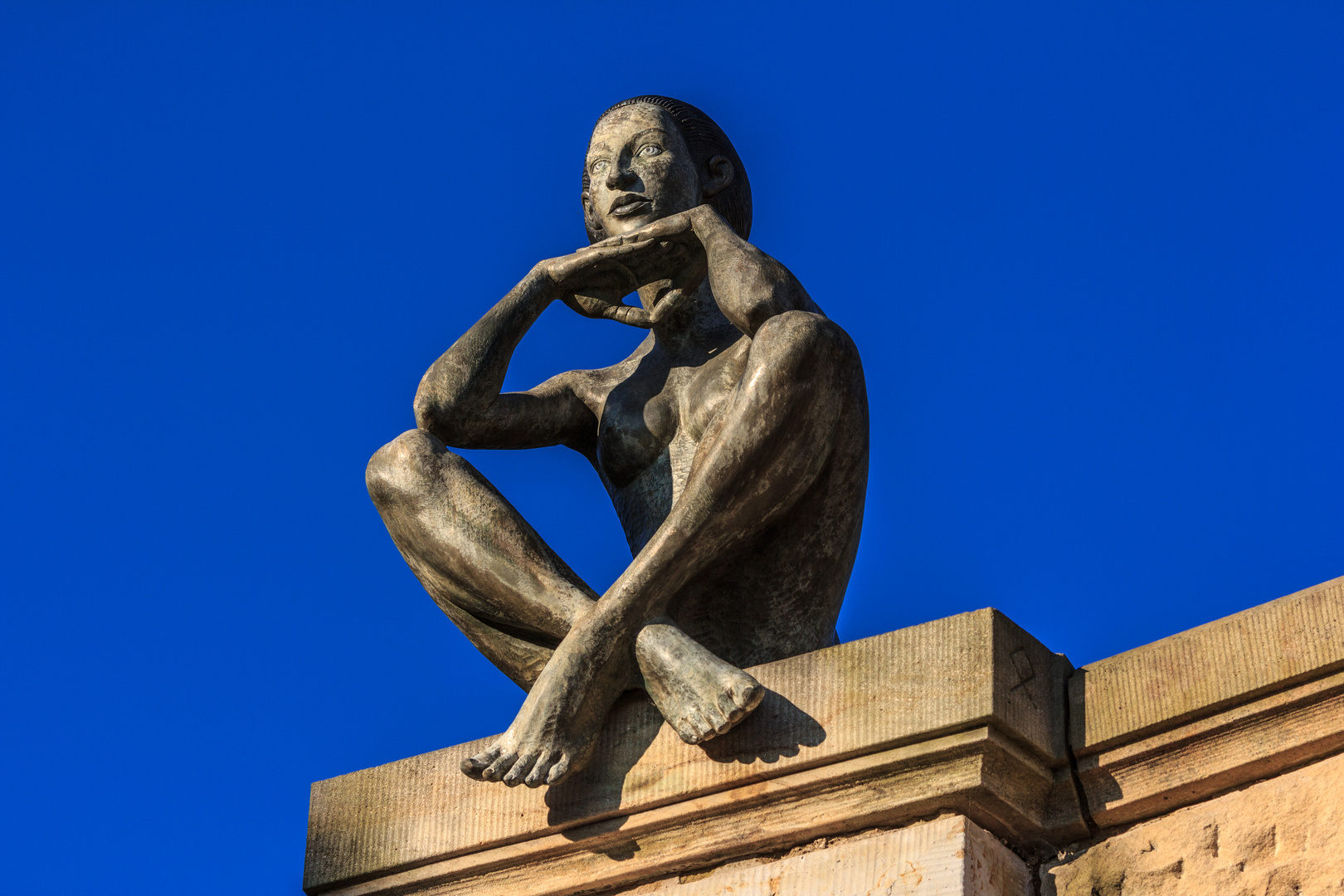 Die linke Schönheit auf dem Dach