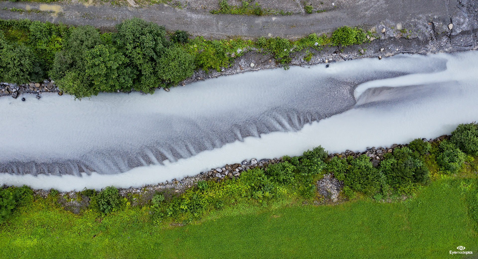 Die Linth bei Tierfehd in der Nähe von Linthal (Schweiz, Kt. Glarus)