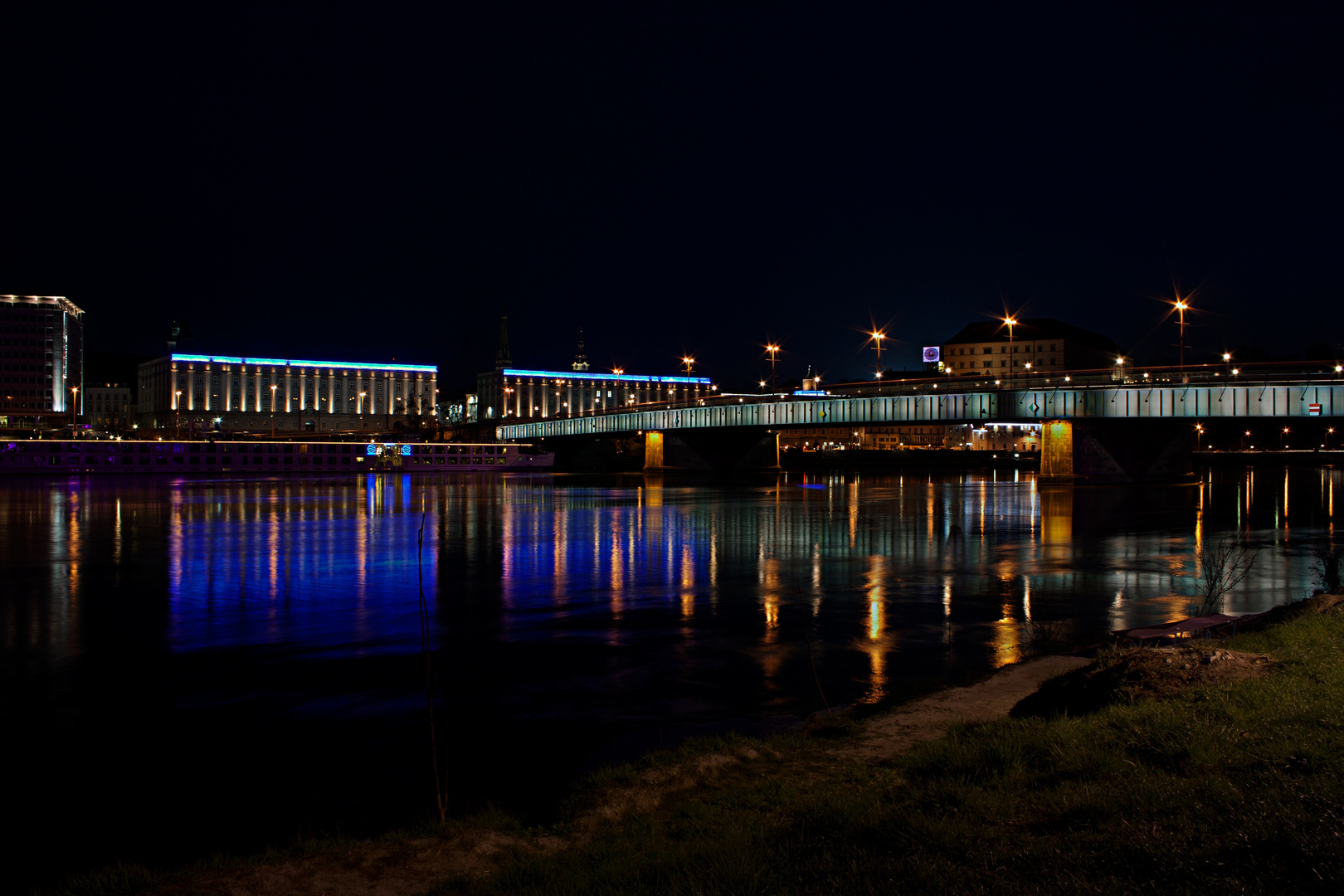 Die Linzer Brücke bei Nacht