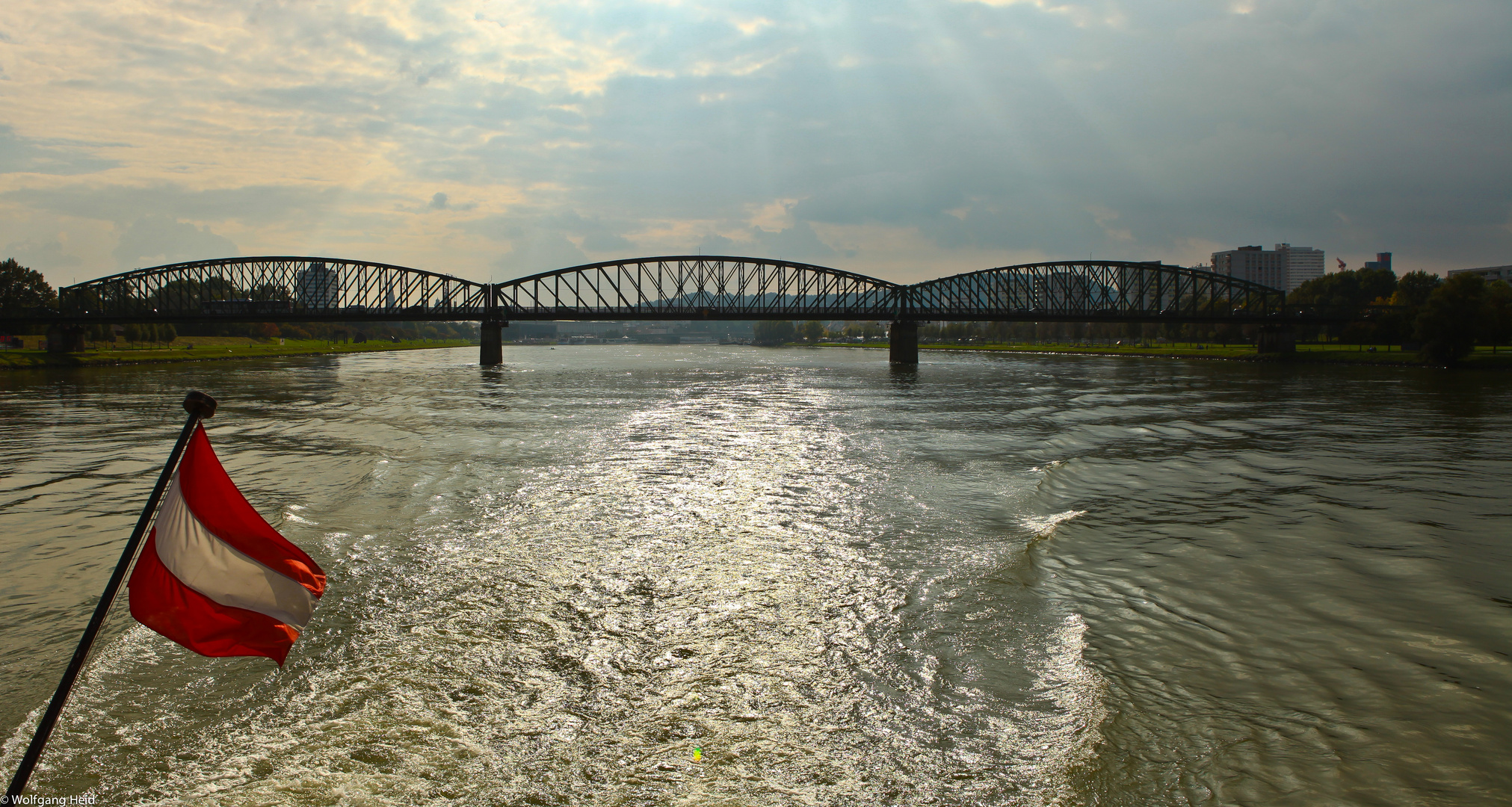 Die Linzer Eisenbahnbrücke.