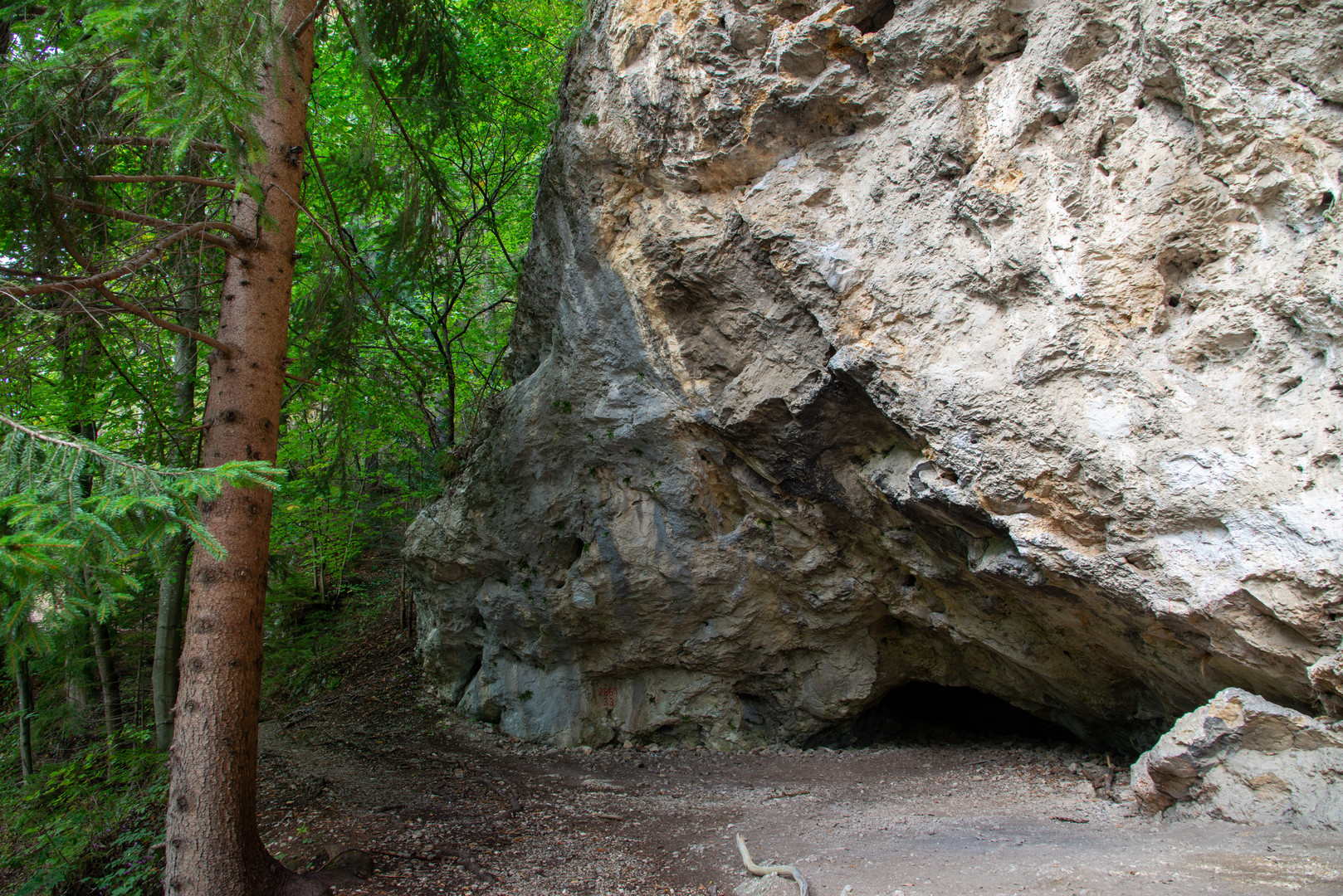 Die löchrige Wand