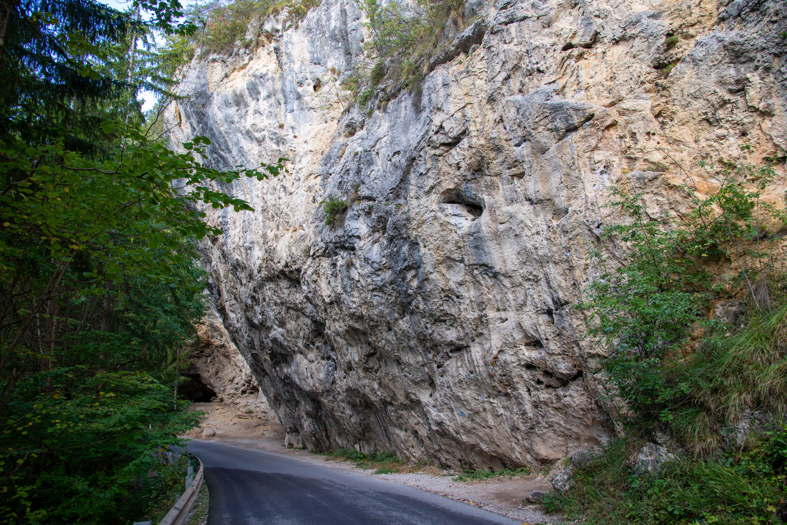 Die löchrige Wand