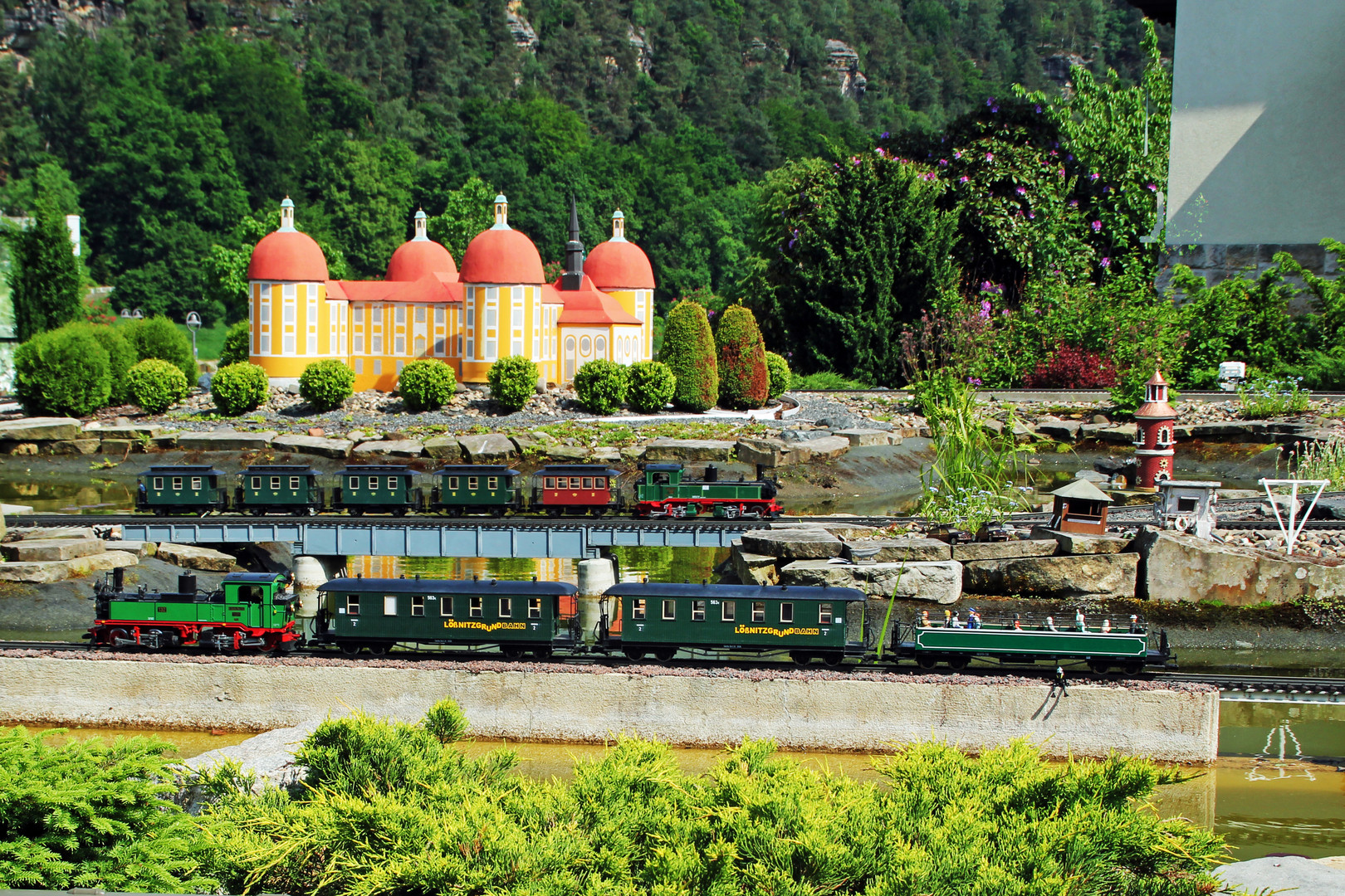 Die Lößnitzgrundbahn vor dem Schloss Moritzburg