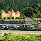 Die Lößnitzgrundbahn vor dem Schloss Moritzburg