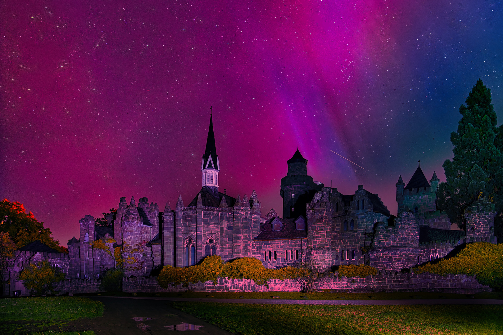 Die Löwenburg mit der Aurora Borealis.