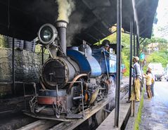 Die Lokomotive des Darjeeling Himalayan Railway wird startbereit gemacht