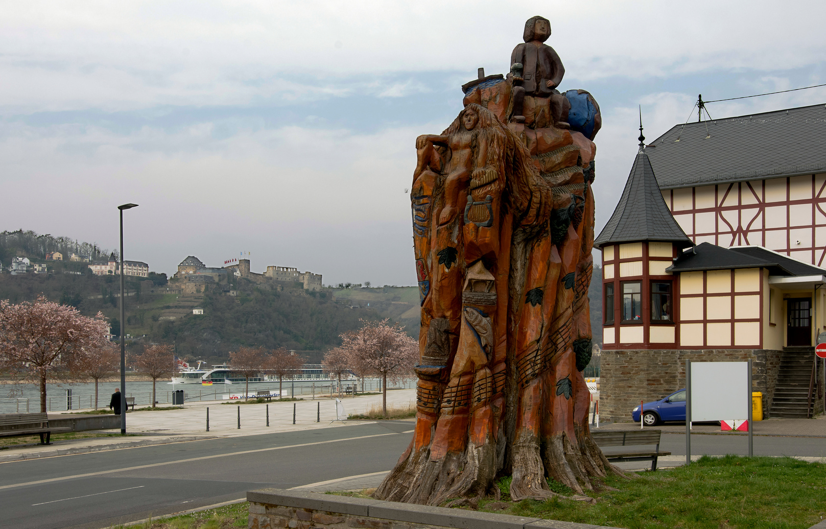 Die Loreley Baumskulptur in St. Goarshausen