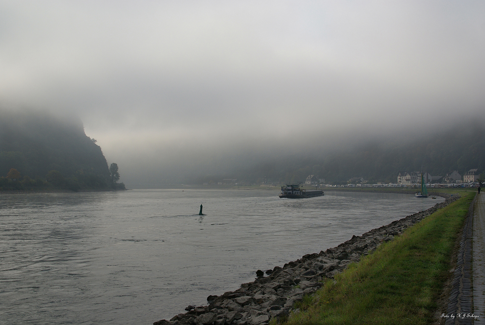 Die Loreley im Nebel liegend