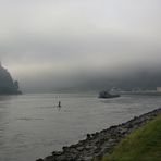 Die Loreley im Nebel liegend