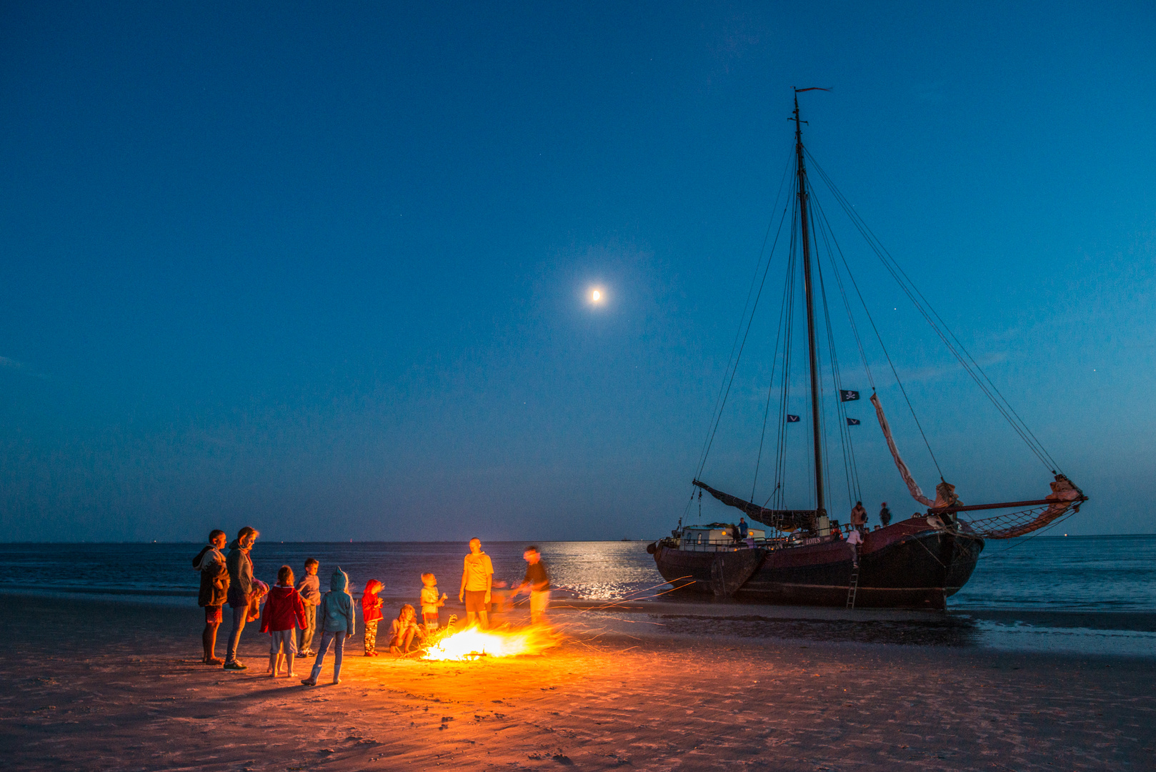 Die Lotus im Mondschein mit Lagerfeuer