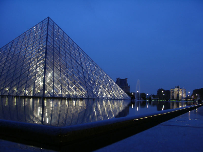 Die Louvre Pyramide in der Dämmerung