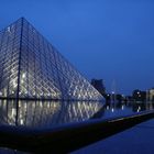 Die Louvre Pyramide in der Dämmerung