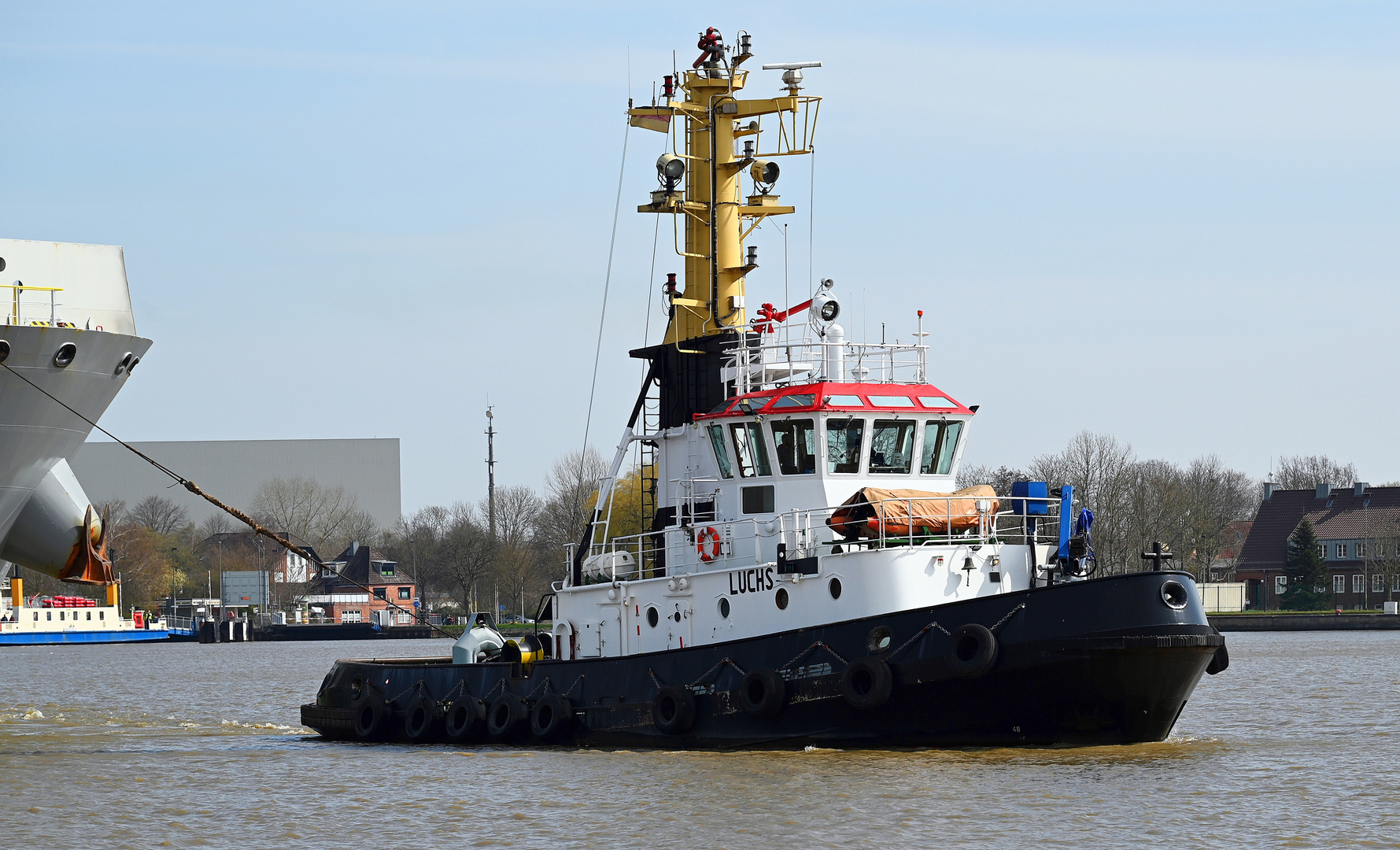 Die LUCHS vor der Schleuse Brunsbüttel