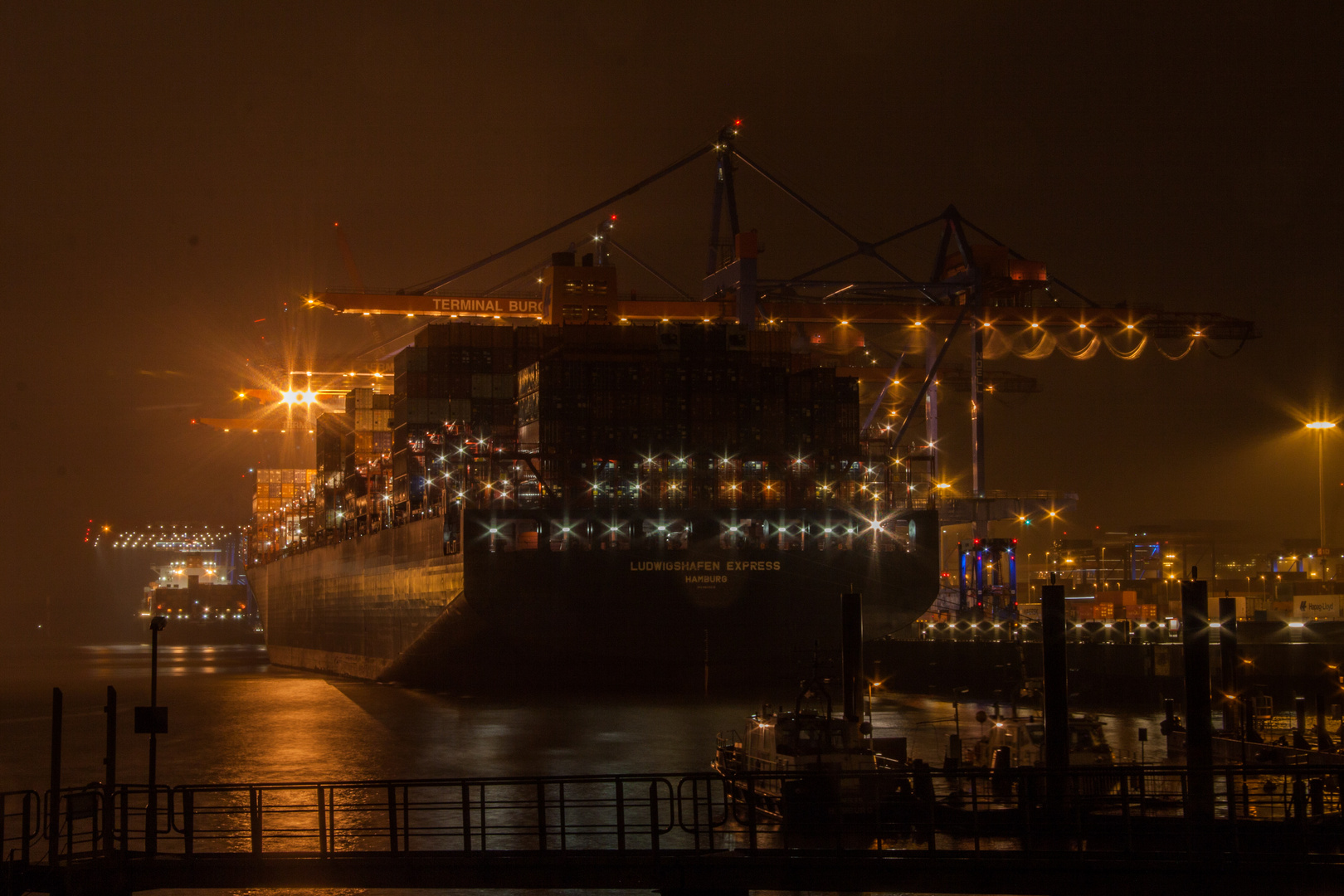 die "Ludwigshafen Express" liegt gegenüber des Containerriesen CSCL Globe