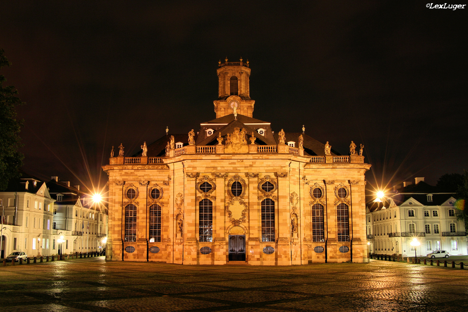 Die Ludwigskirche in Saarbrücken bei Nacht