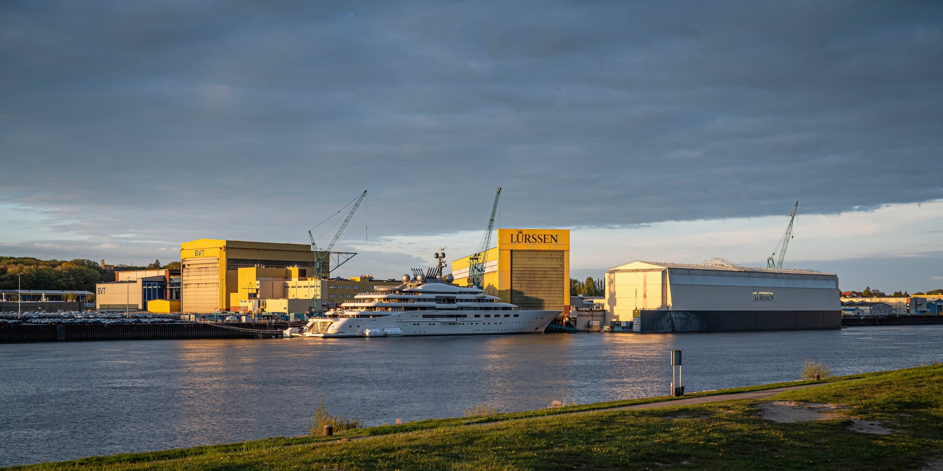 Die Lürssen-Werft im Abendlicht